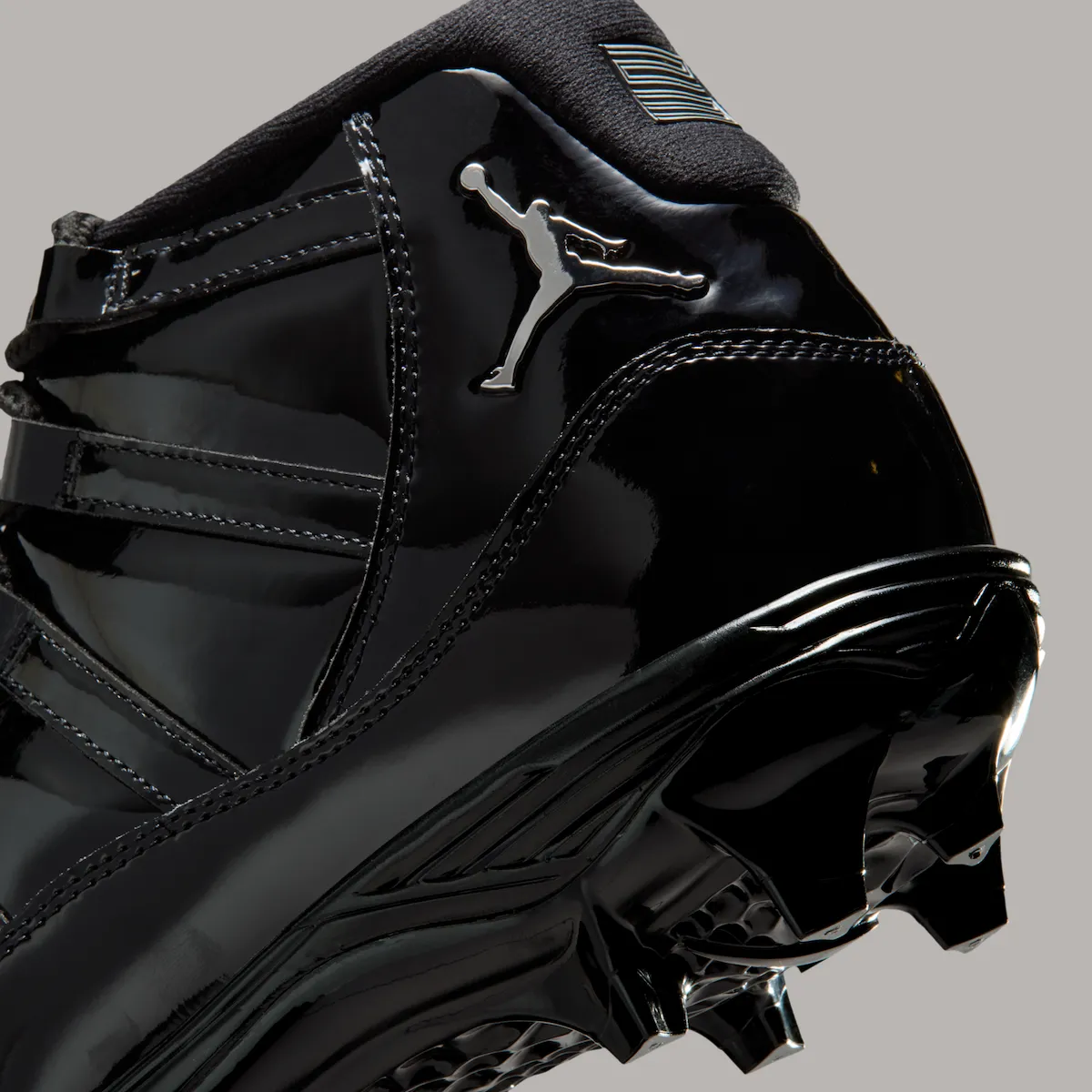 Air Jordan 11 “Black Patent” “黑漆皮”钉鞋将篮球传奇转化为绿茵场速度利器