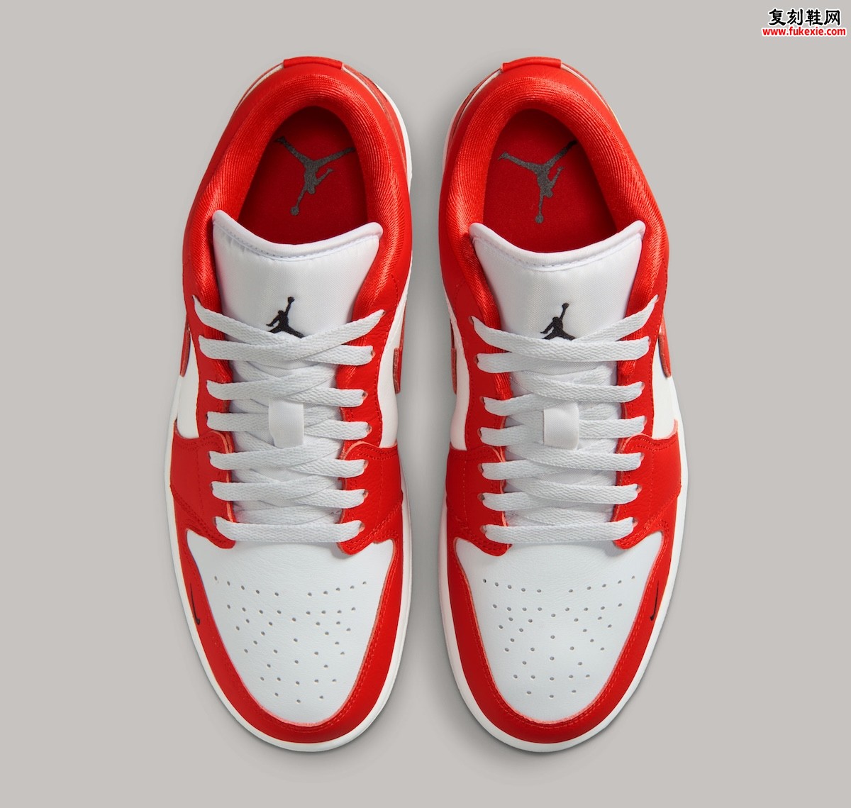 Air Jordan 1 Low Chile Red 2026夏季130美元发售,mini Swoosh搭配纯白金外底致敬芝加哥经典风潮插图3 Air Jordan 1 Low Chile Red 2026夏季130美元发售,mini Swoosh搭配纯白金外底致敬芝加哥经典风潮