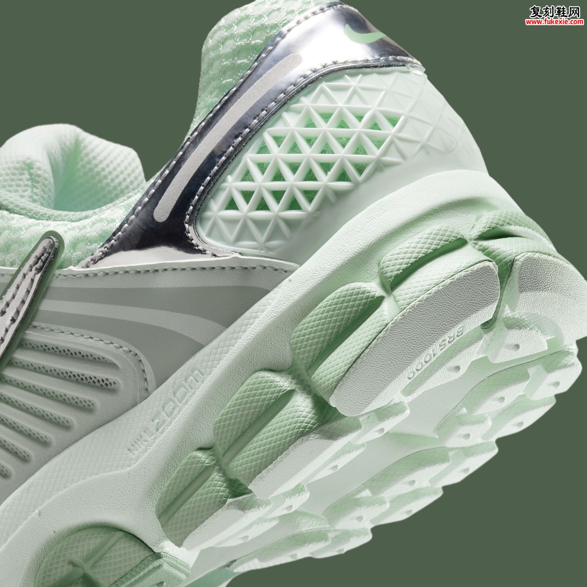 薄荷浅绿清透配色融合铬银Swoosh重塑复古跑鞋美学 Nike Zoom Vomero 5 Barely Green四月登场开启春夏足下轻盈新篇