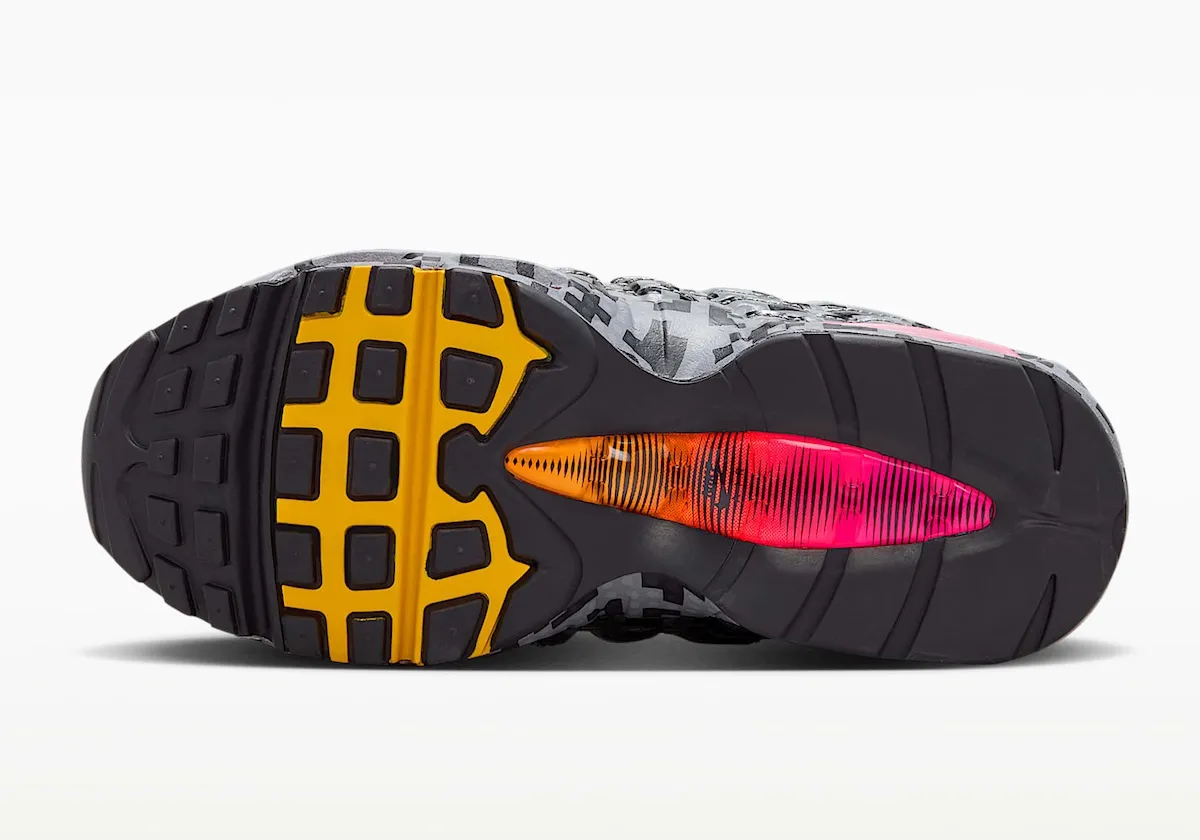 LEGO x Nike Air Max 95 “Pixel Brick” 像素积木配色,烟灰鞋身橙色鞋带扣,粉红气垫大底插图5 LEGO x Nike Air Max 95 “Pixel Brick” 像素积木配色,烟灰鞋身橙色鞋带扣,粉红气垫大底