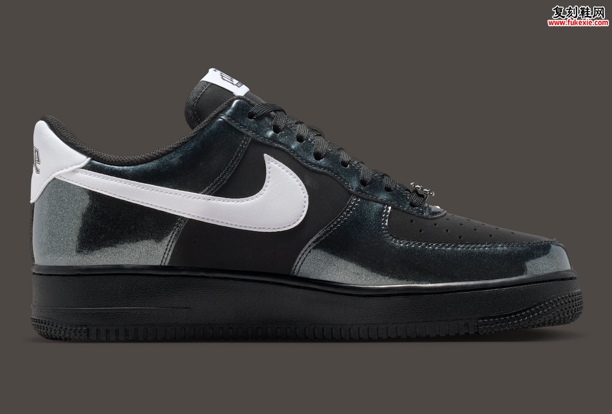 Nike Air Force 1 Low “Glam Rock”主题套装:以金属双生配色演绎舞台的张扬与锐利两面