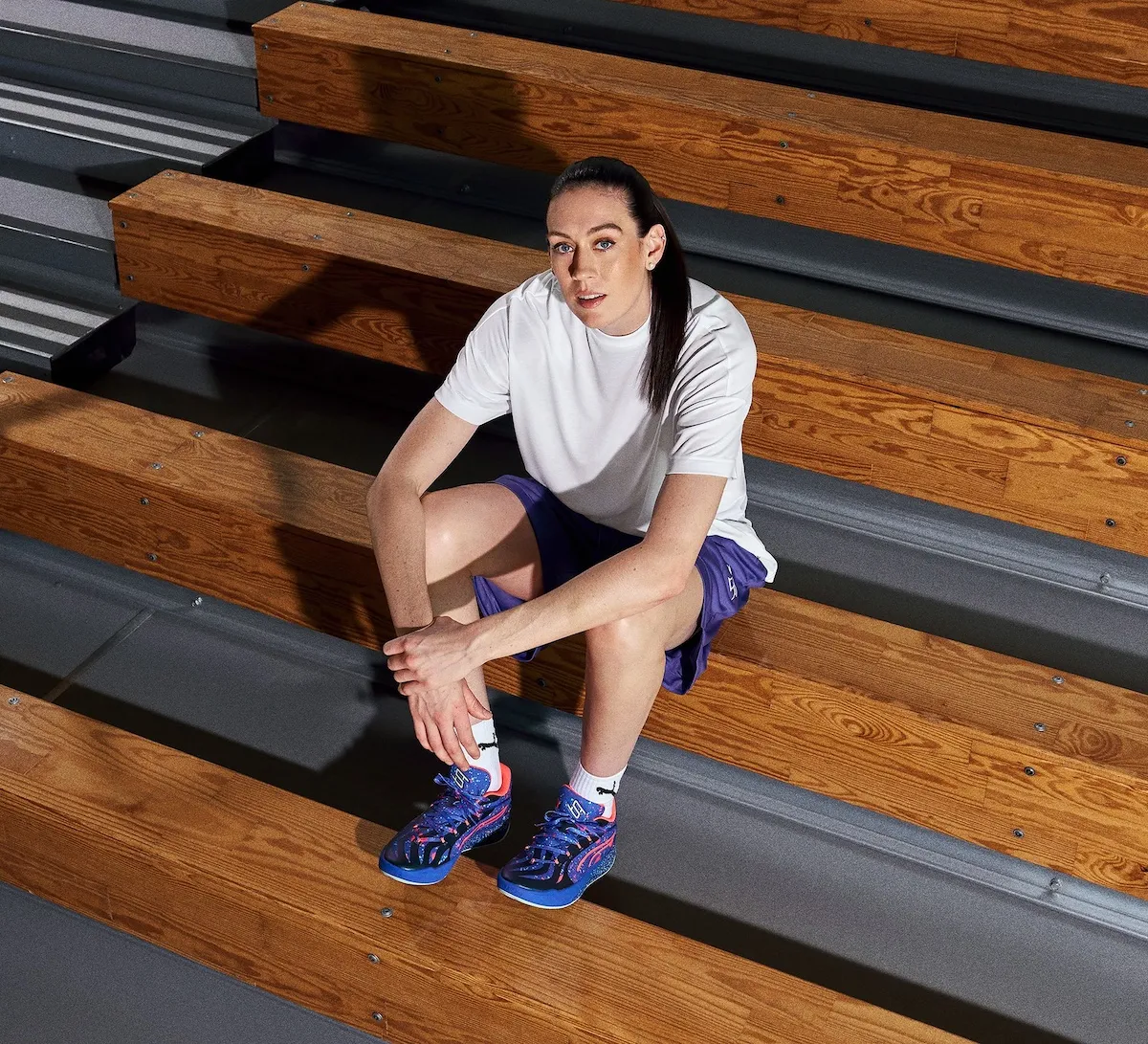 PUMA Stewie 4 “Night Vision” 深度解析：银河美学与硬核性能的WNBA新纪元