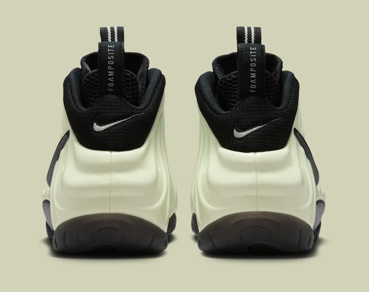 Nike Air Foamposite Pro “Glow in the Dark” “全夜光”喷首曝官图！9月18日发售，定价250美元
