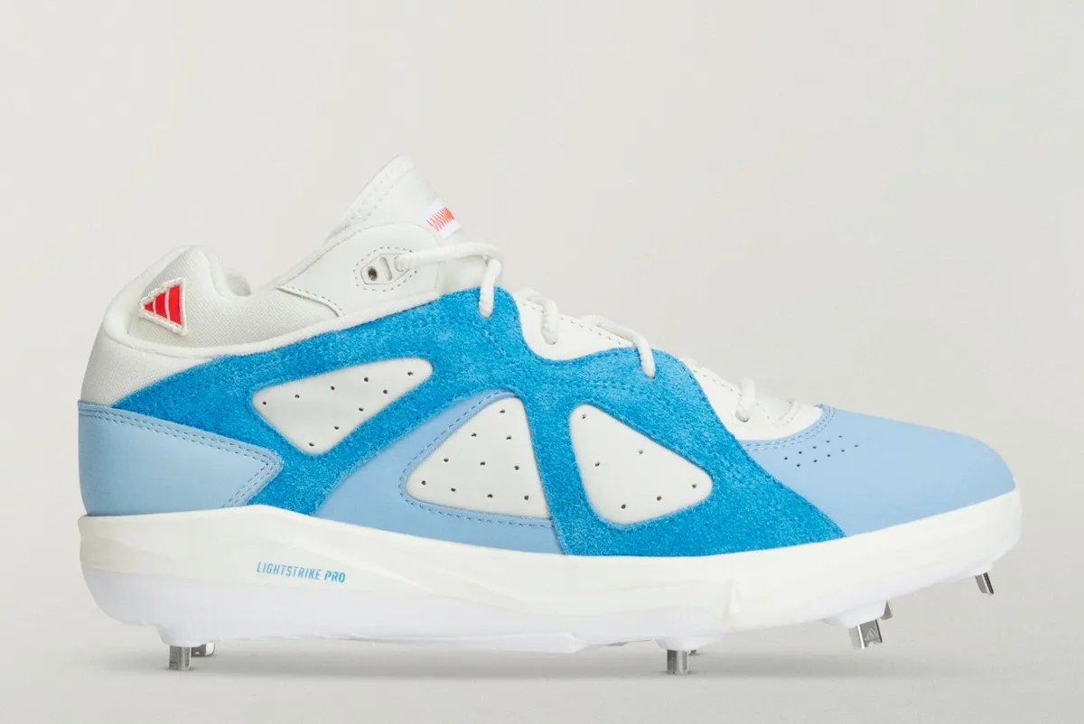 Bad Bunny x adidas BadBo 1.0 棒球钉鞋曝光,波多黎各蓝白配色致敬故土 2026夏季登场插图1 Bad Bunny x adidas BadBo 1.0 棒球钉鞋曝光,波多黎各蓝白配色致敬故土 2026夏季登场