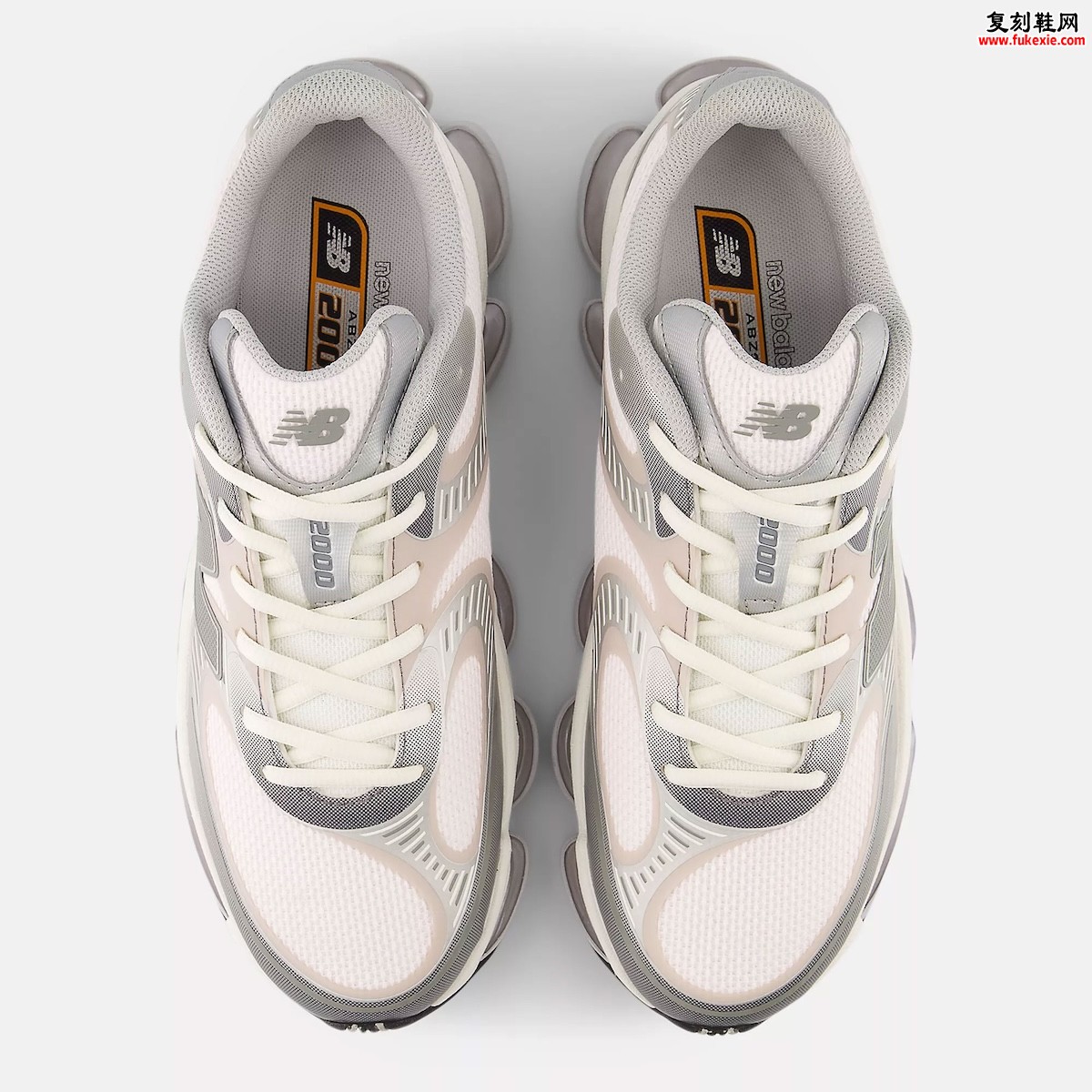 松露盐粉交织的未来主义跑鞋：New Balance 2000 ‘Truffle Salt’ 以低调美学重塑2026春季性能潮流