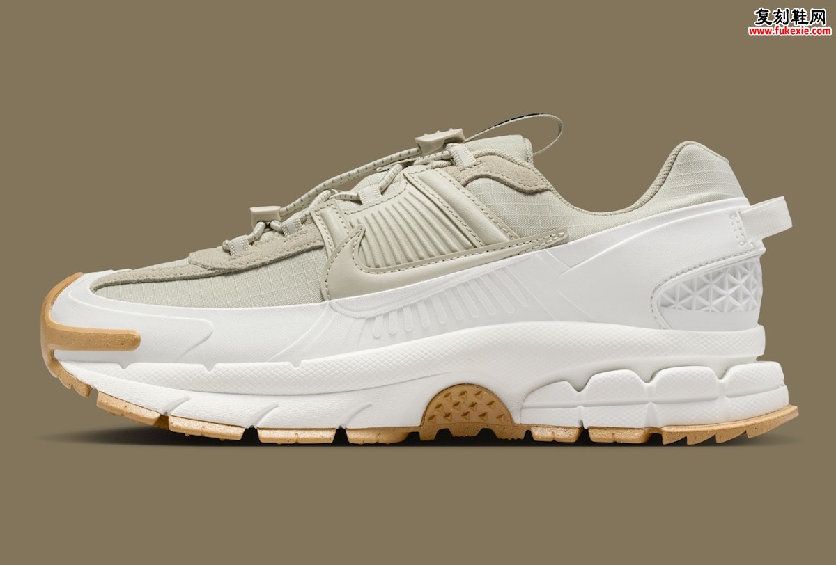 Nike Zoom Vomero 5 Roam Splits In “Sail” And “Light Stone”米白石纹”秋日回归