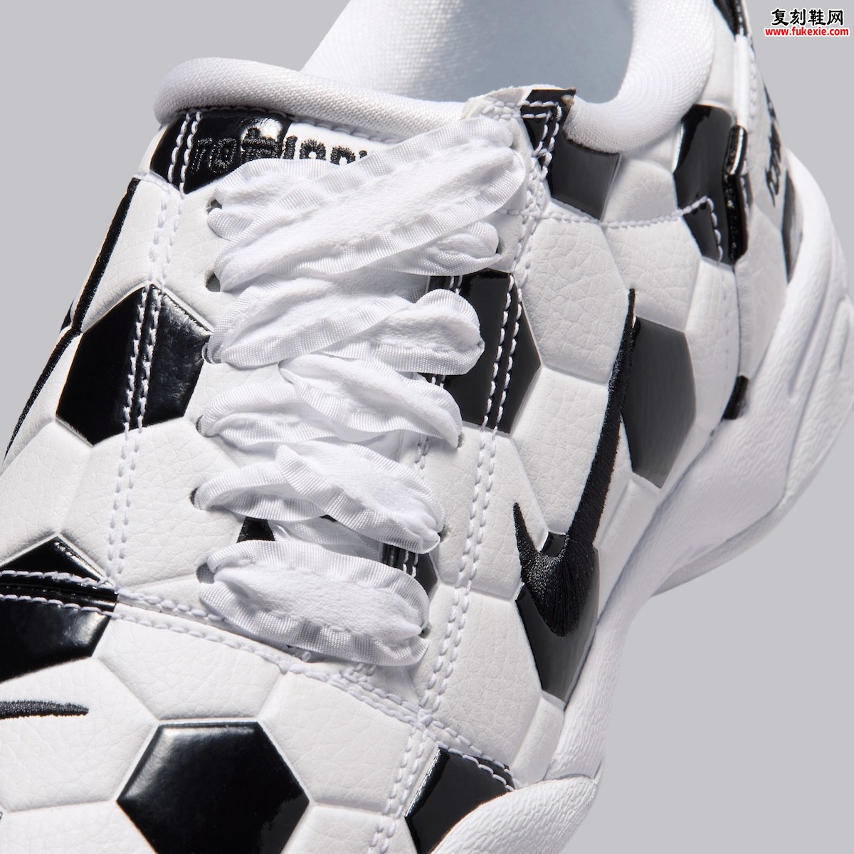 Nike Total 90 III “Soccer Ball” 2026 复古足球鞋化身经典比赛用球，黑白拼接设计致敬千禧年球场美学