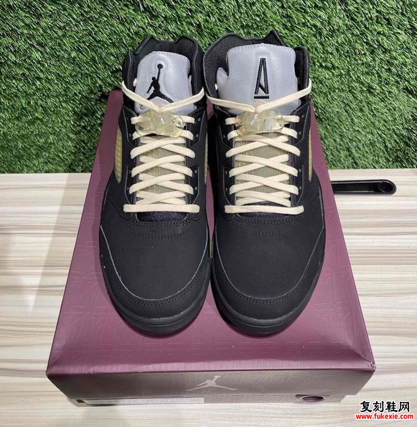 A 马尼埃 x Air Jordan 5 “黄昏” 在其高级包装上的俯视图