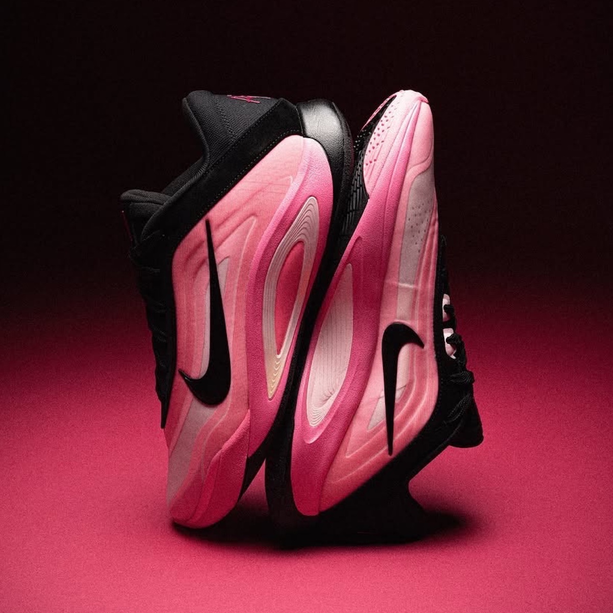Nike A'One 的侧视图展示了其大胆的 Swoosh 品牌标识和动感缓震系统。