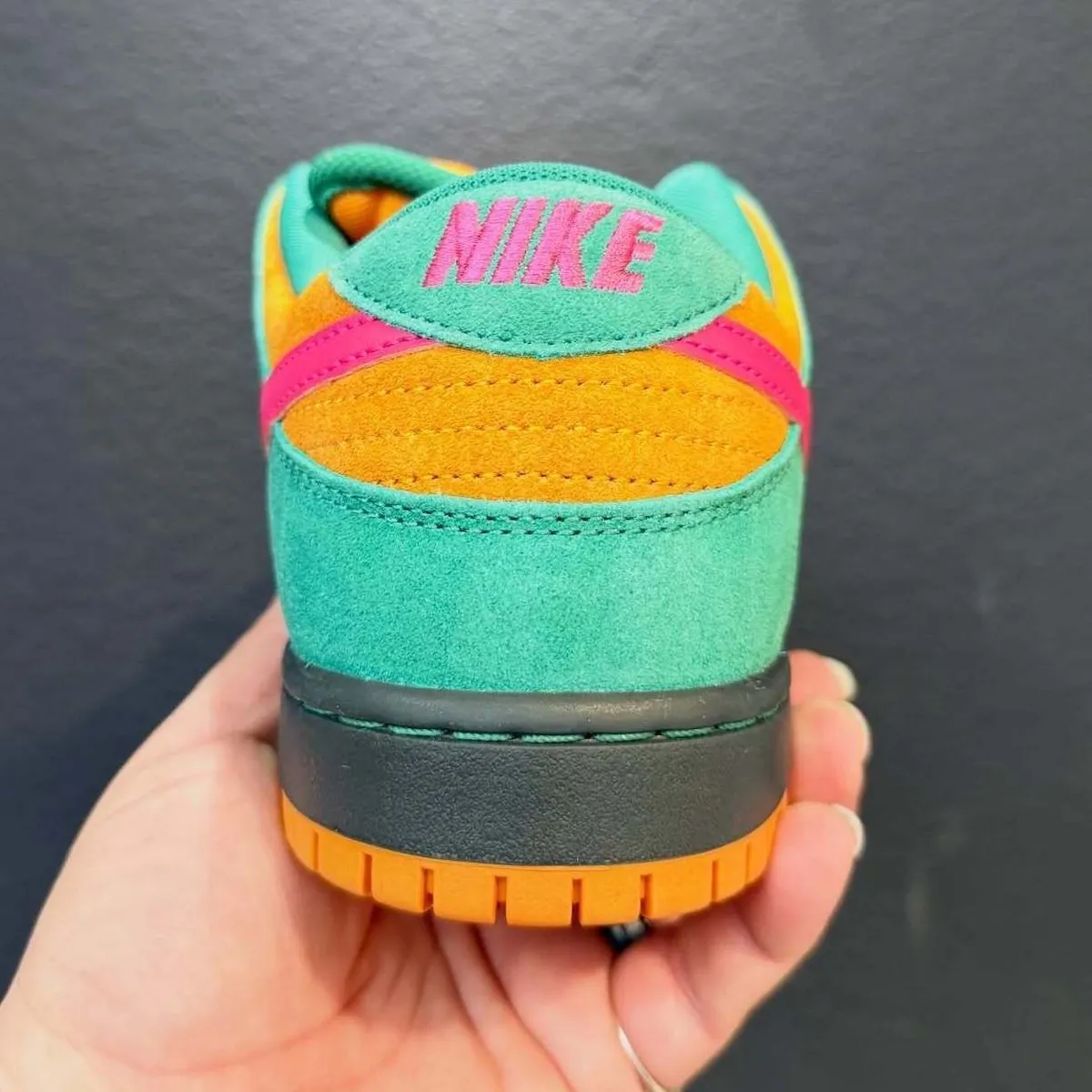 Nike SB Dunk Low “Green Noise/Watermelon” Off Noir中底附备用鞋带2026秋季发售