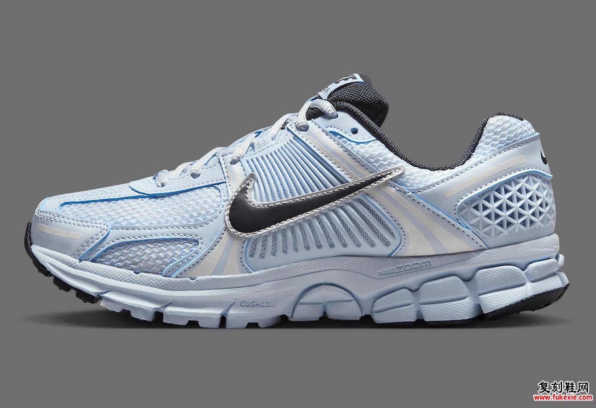 Nike Zoom Vomero 5 Blue Tint 侧视图,浅蓝色网眼鞋面和 Cushlon 鞋底。