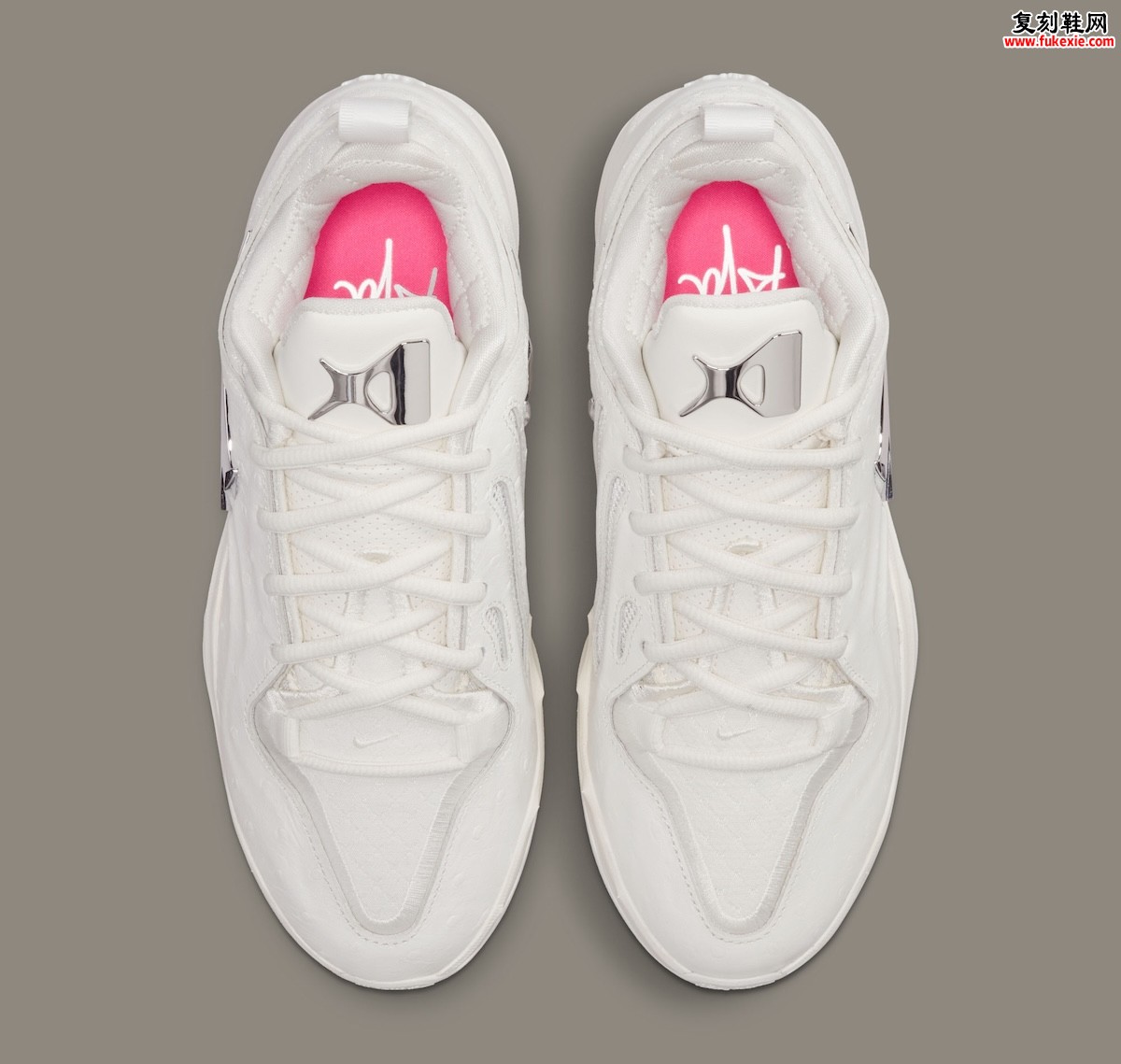 A’ja Wilson x Nike A’Two “White Label” 芝加哥全明星献礼,鸵鸟皮+绗缝内衬+宝石W饰物定义WNBA奢华新高度插图3 A'ja Wilson x Nike A'Two “White Label” 芝加哥全明星献礼,鸵鸟皮+绗缝内衬+宝石W饰物定义WNBA奢华新高度