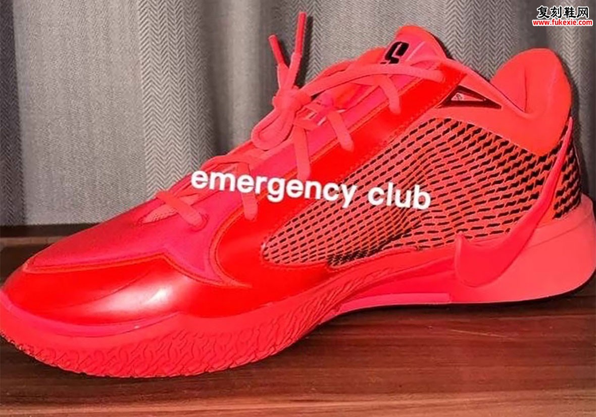 Nike Sabrina 4 “Bright Crimson” 深红配色2026假日季发售,TPU FlyPlate科技与千鸟格纹细节打造球场视觉利器插图1 Nike Sabrina 4 “Bright Crimson” 深红配色2026假日季发售,TPU FlyPlate科技与千鸟格纹细节打造球场视觉利器