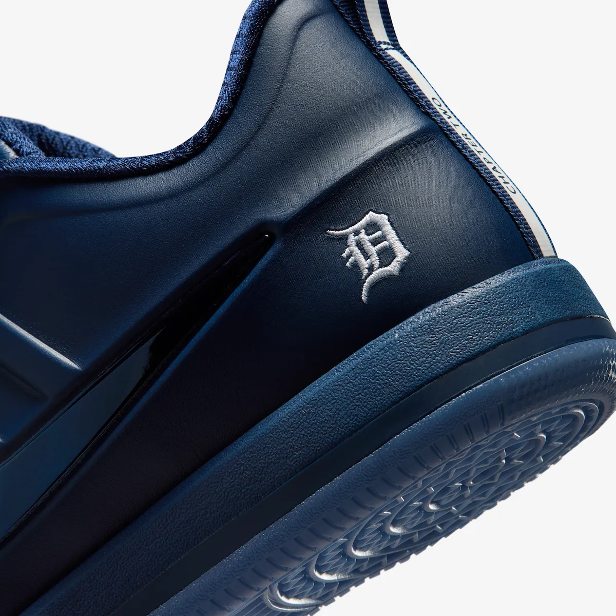 Nike Book 2 “Detroit Tigers” 德文·布克底特律老虎海军蓝配色现已登陆Nike.com，定价155美元