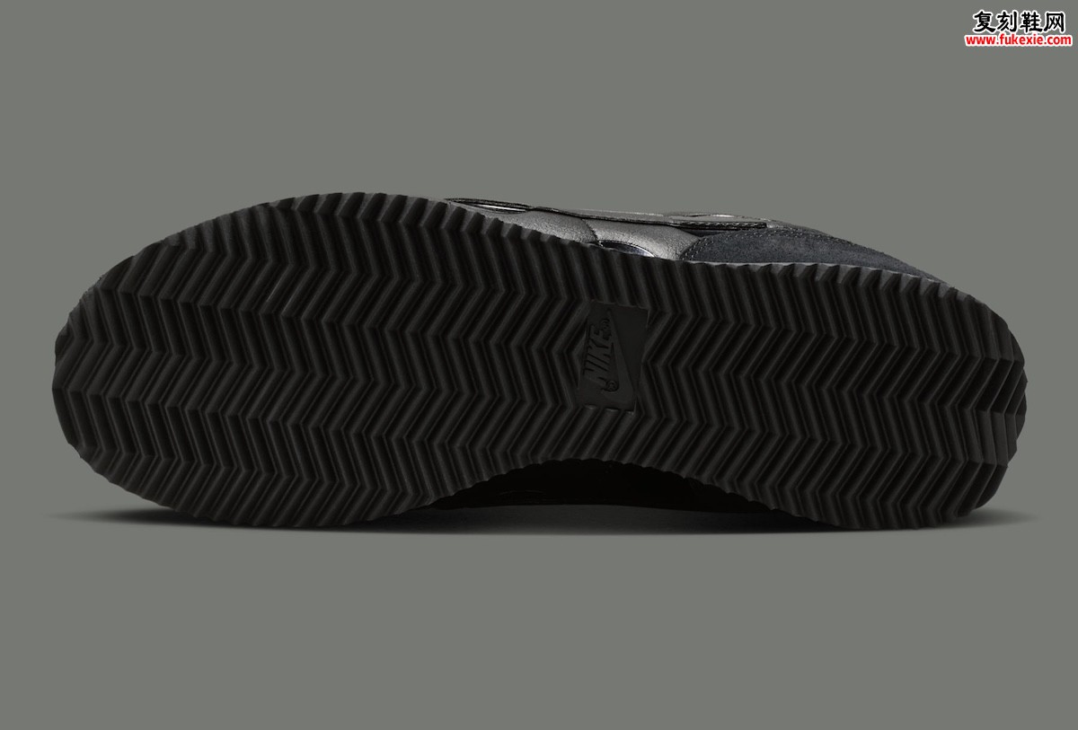 Nike Cortez ‘Triple Black Polka Dot’ 用抛光原点与麂皮触感重写1972年的极简语法