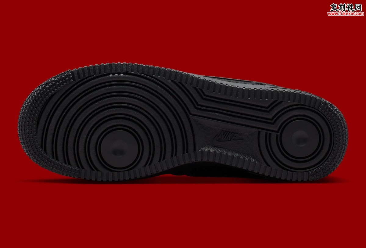 耐克2026年推出全黑情人节Air Force 1：以穿孔麂皮与心形锁扣诠释颠覆性的节日浪漫