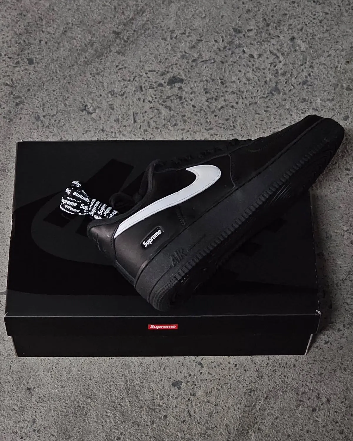 Supreme x Nike Air Force 1 Low “Black/White”  黑白配色9月18日发售