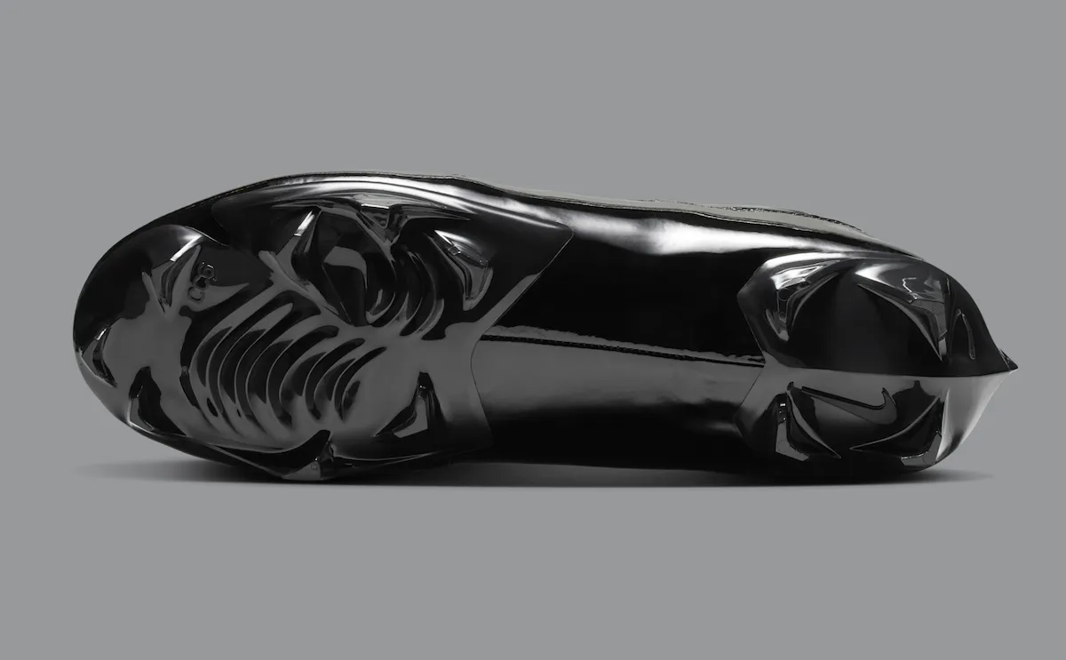 Air Jordan 11 Low TD Cleat ‘Black Patent’ 如何将硬木地板的荣光移植到绿茵场