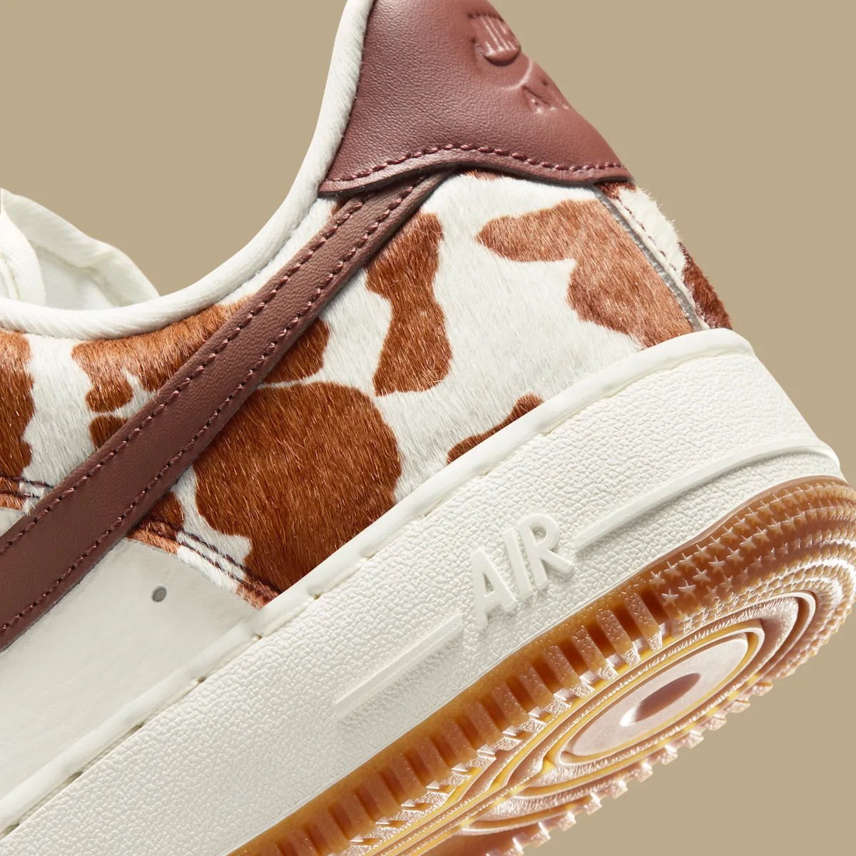 复古空军一号狂野变身,绒面奶牛纹覆盖层碰撞帆白皮革与生胶大底,Nike AF1 Low Cow Print Field Brown女款春夏限定登场