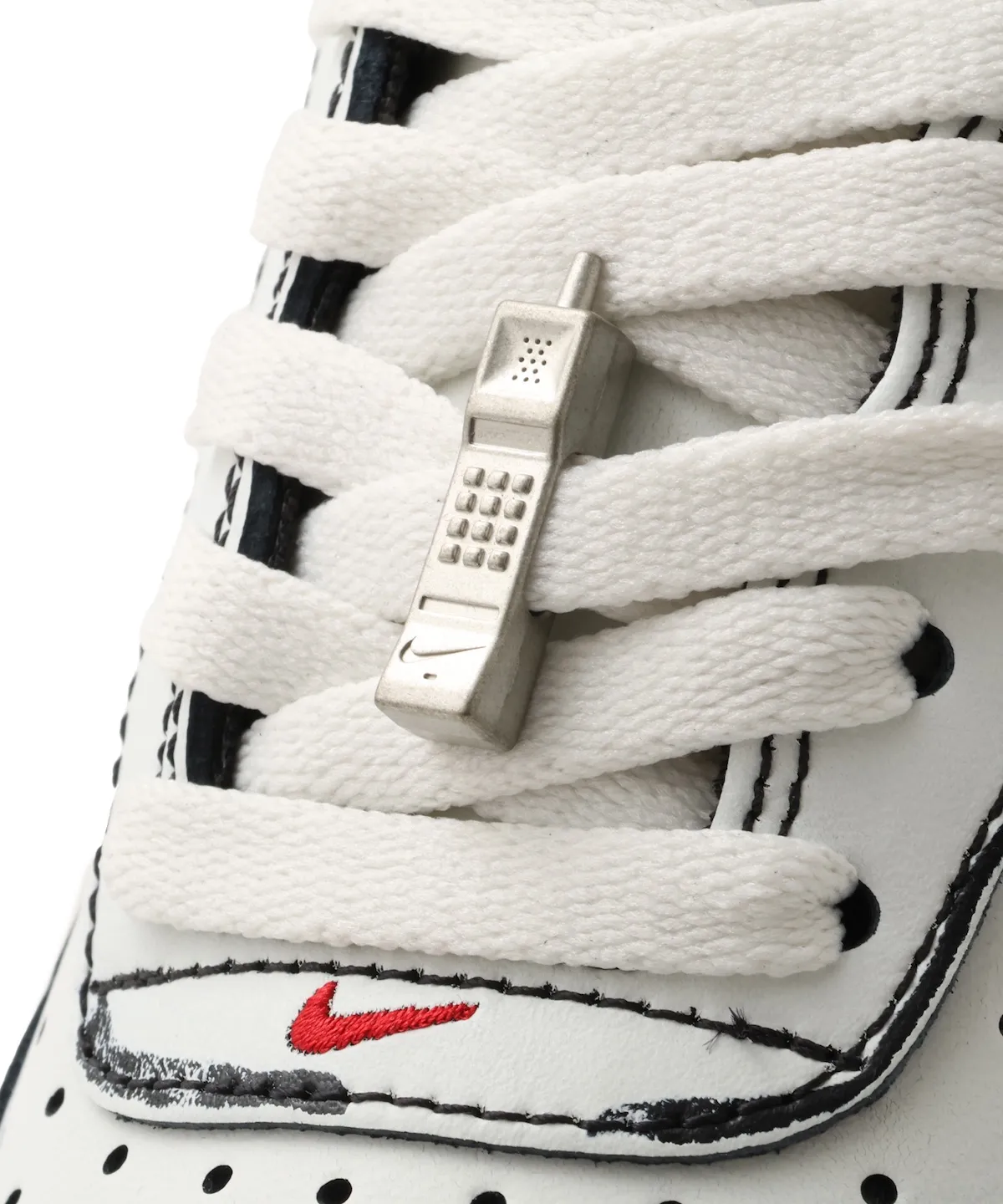 Nike AF1 Low Ghostface 万圣尖叫联名做旧烧焦Swoosh电话吊坠10.26发插图4 Nike AF1 Low Ghostface 万圣尖叫联名做旧烧焦Swoosh电话吊坠10.26发