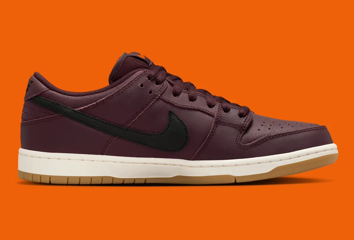 耐克SB Dunk Low“勃艮第红”橙色标签版发布：以奢华麂皮质感与生胶外底诠释核心滑板文化