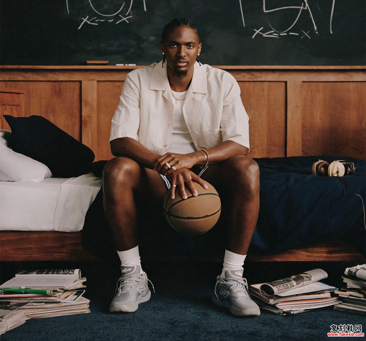 TYRESE MAXEY 和 NEW BALANCE 推出 HESI LOW V2 一起欣赏