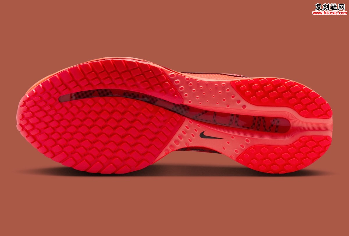 耐克飞马Premium「浅绯红」配色2026年春季上市 三重缓震跑鞋的视觉革新