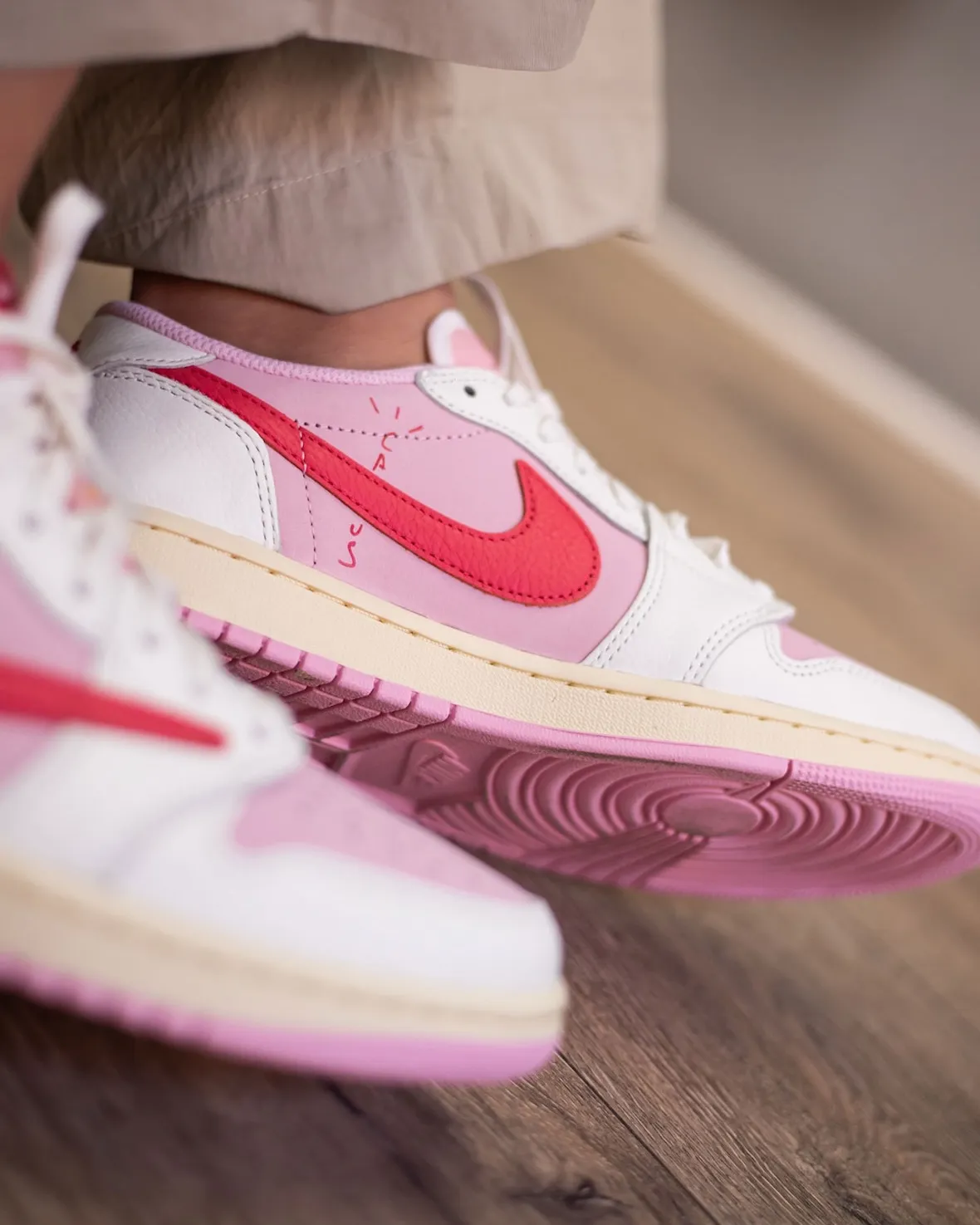 Travis Scott联名AJ1 Low Tropical Pink配色确认，粉白倒钩5月22日发售155美元