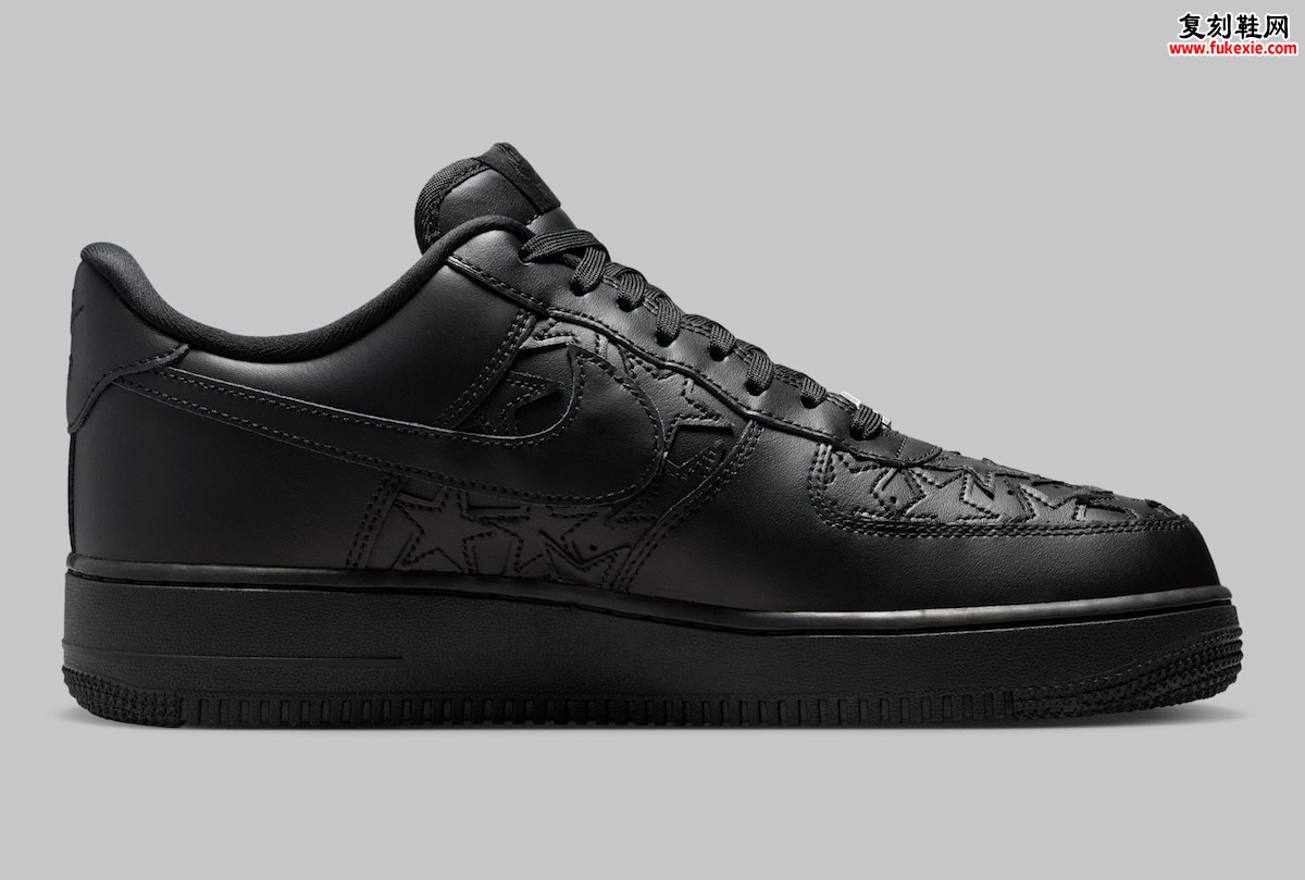 全黑鞋身暗藏立体星星压纹，Nike Air Force 1 Low “Black Stars” 2026 夏季低调登场
