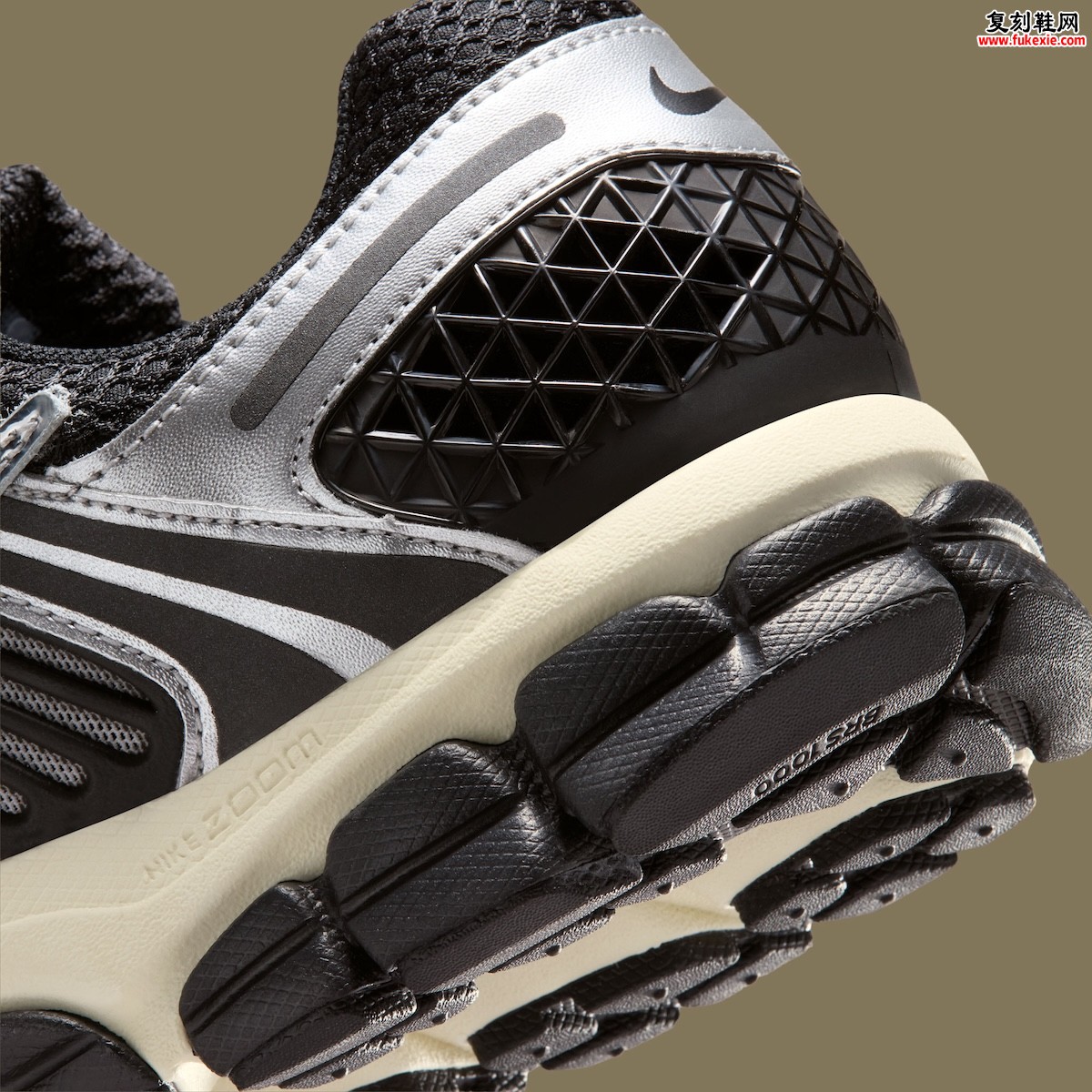 Nike Zoom Vomero 5 ‘Black/Metallic Silver’ 如何用Cushlon与Zoom Air重写2010年的复古跑鞋语法