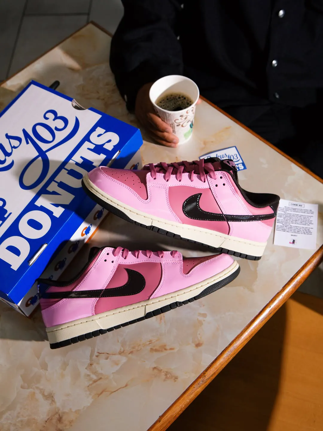Rukus x Nike Dunk Low “Donut” 甜甜圈联名2026年6月20日发售:粉红糖霜设计致敬巴吞鲁日文化插图1 Rukus x Nike Dunk Low “Donut” 甜甜圈联名2026年6月20日发售:粉红糖霜设计致敬巴吞鲁日文化