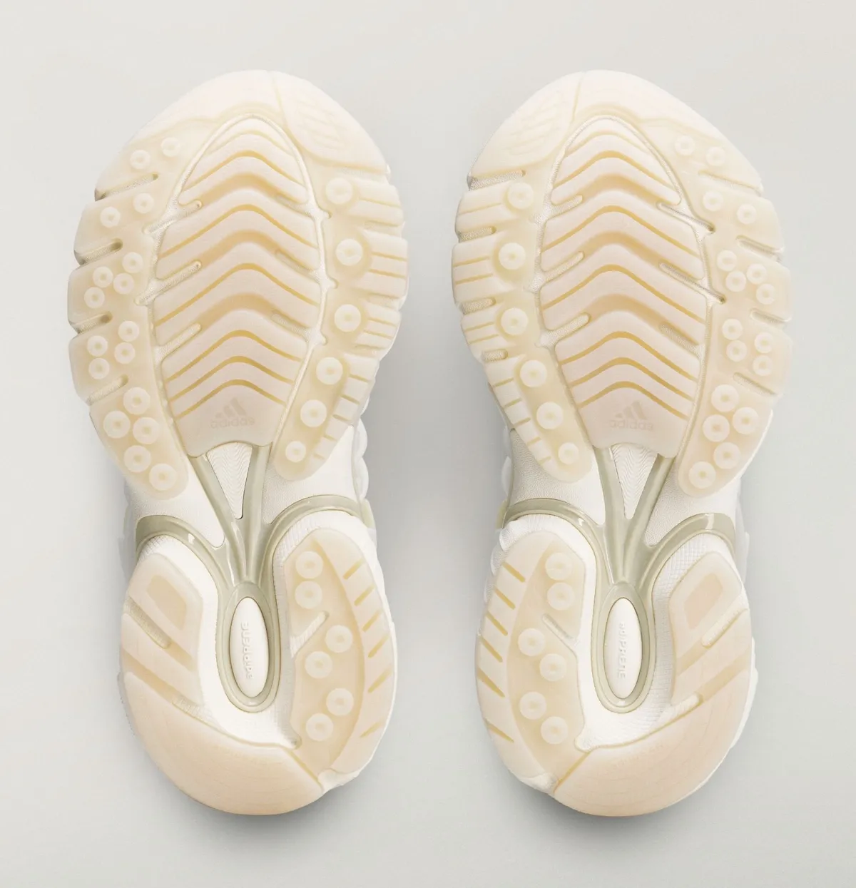 Pharrell x adidas Jellyfish “Triple White”菲董纯白水母官图释出，全白配色7月15日发售