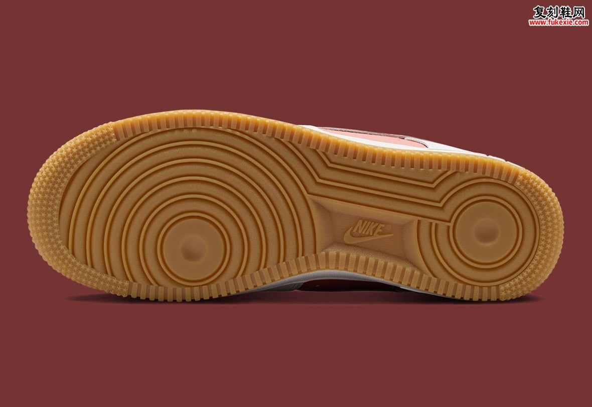 Nike Air Force 1 Low “Rust Pink” “铁锈粉/峰白”配色前瞻:以仿旧皮革与金属细节演绎2026春季低调美学