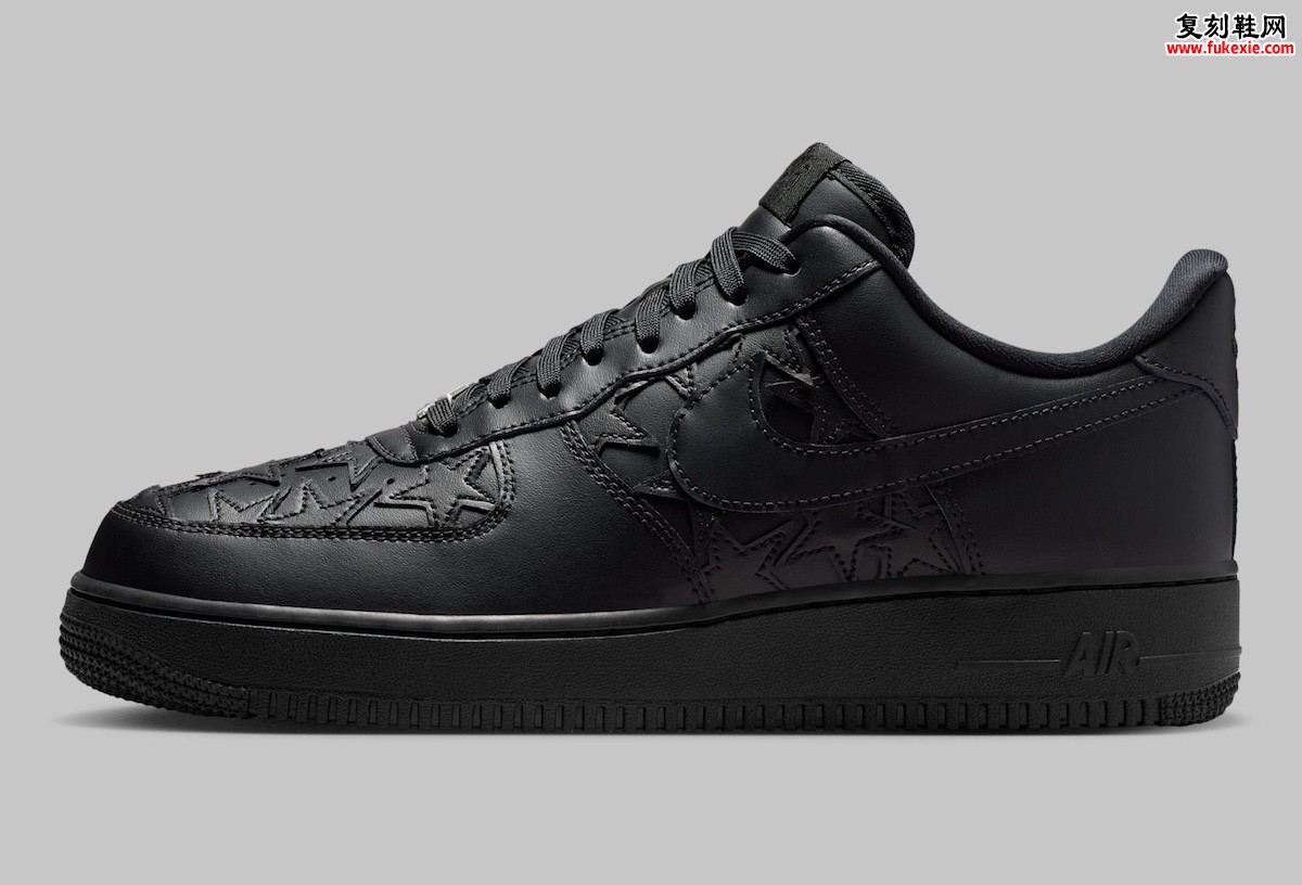 全黑鞋身暗藏立体星星压纹，Nike Air Force 1 Low “Black Stars” 2026 夏季低调登场