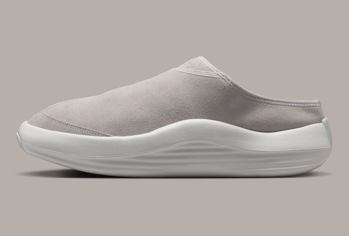Jordan Future Mule“浅铁矿”无后跟穆勒鞋秋季发售:轻奢麂皮雕琢家居生活方式插图1 Jordan Future Mule“浅铁矿”无后跟穆勒鞋秋季发售:轻奢麂皮雕琢家居生活方式