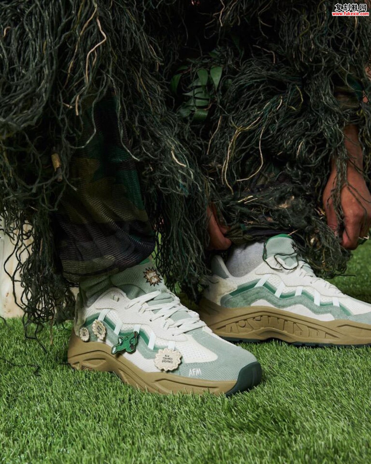 Rakeem Miles x K-Swiss 联名鞋二代发售 可拆卸徽章传递励志宣言