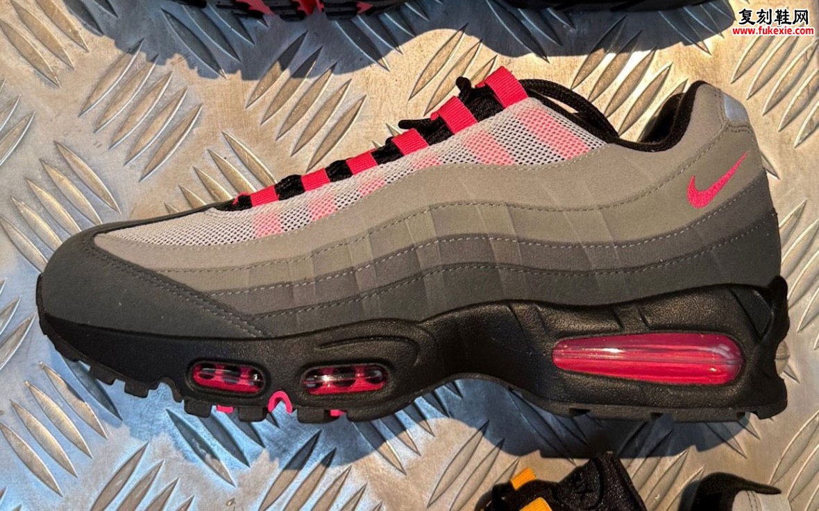 Sergio Lozano手稿原型终量产，Nike Air Max 95黑舌套装2027春夏正式登场