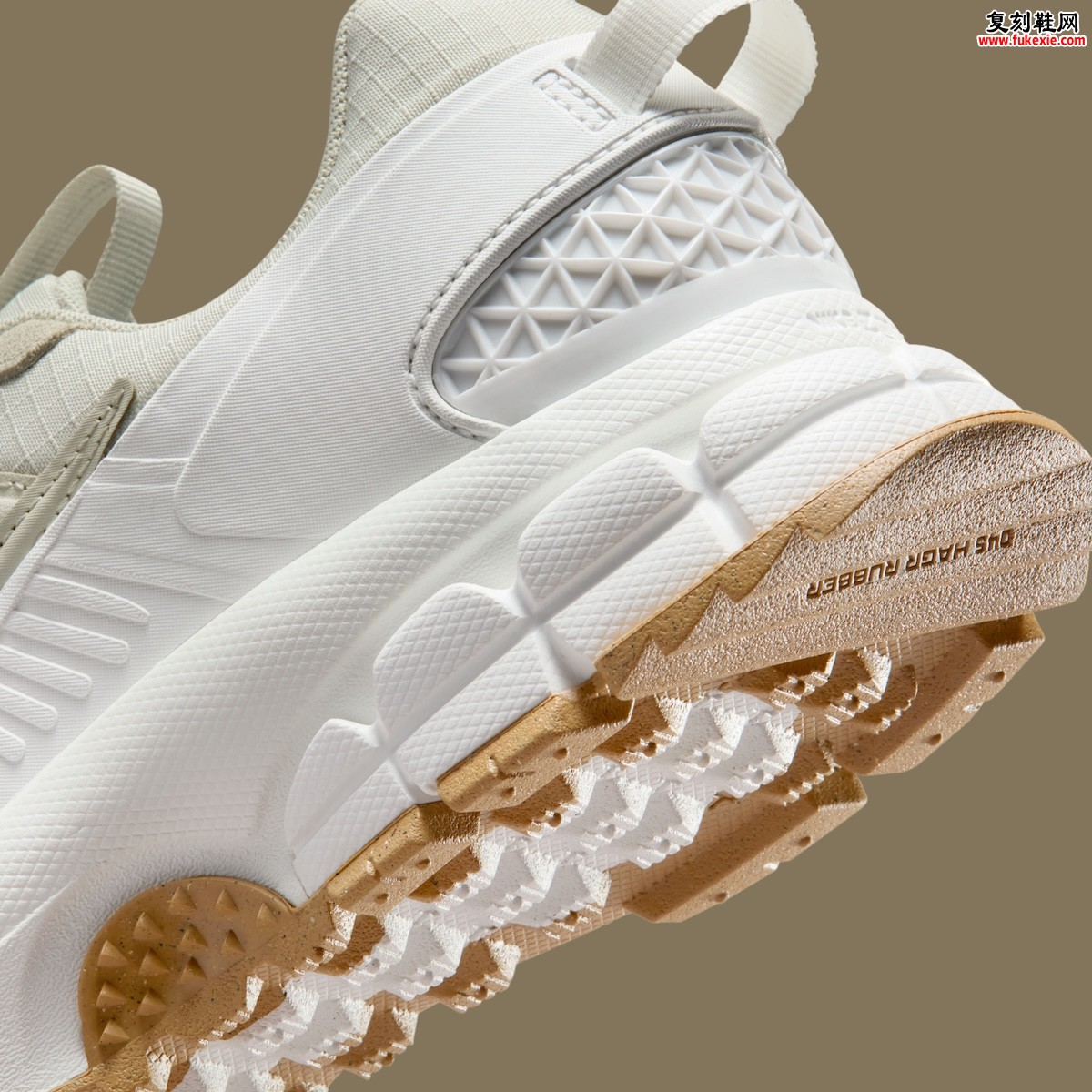 Nike Zoom Vomero 5 Roam Splits In “Sail” And “Light Stone”米白石纹”秋日回归