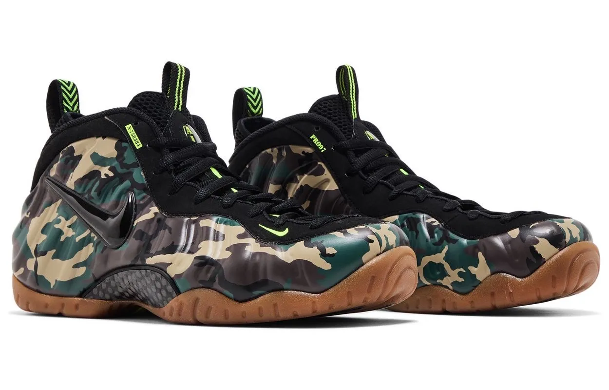 Nike Air Foamposite Pro Green Camo 2026夏季复刻，迷彩发泡外壳搭生胶外底，军事文字细节加持缩略图