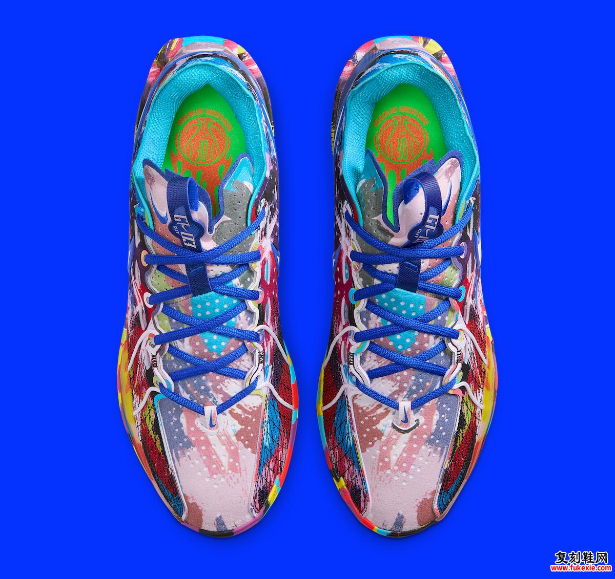 Jewell Loyd x Nike GT Cut 3 PE 的俯视图，突出蓝色鞋带和独特的鞋垫标志。
