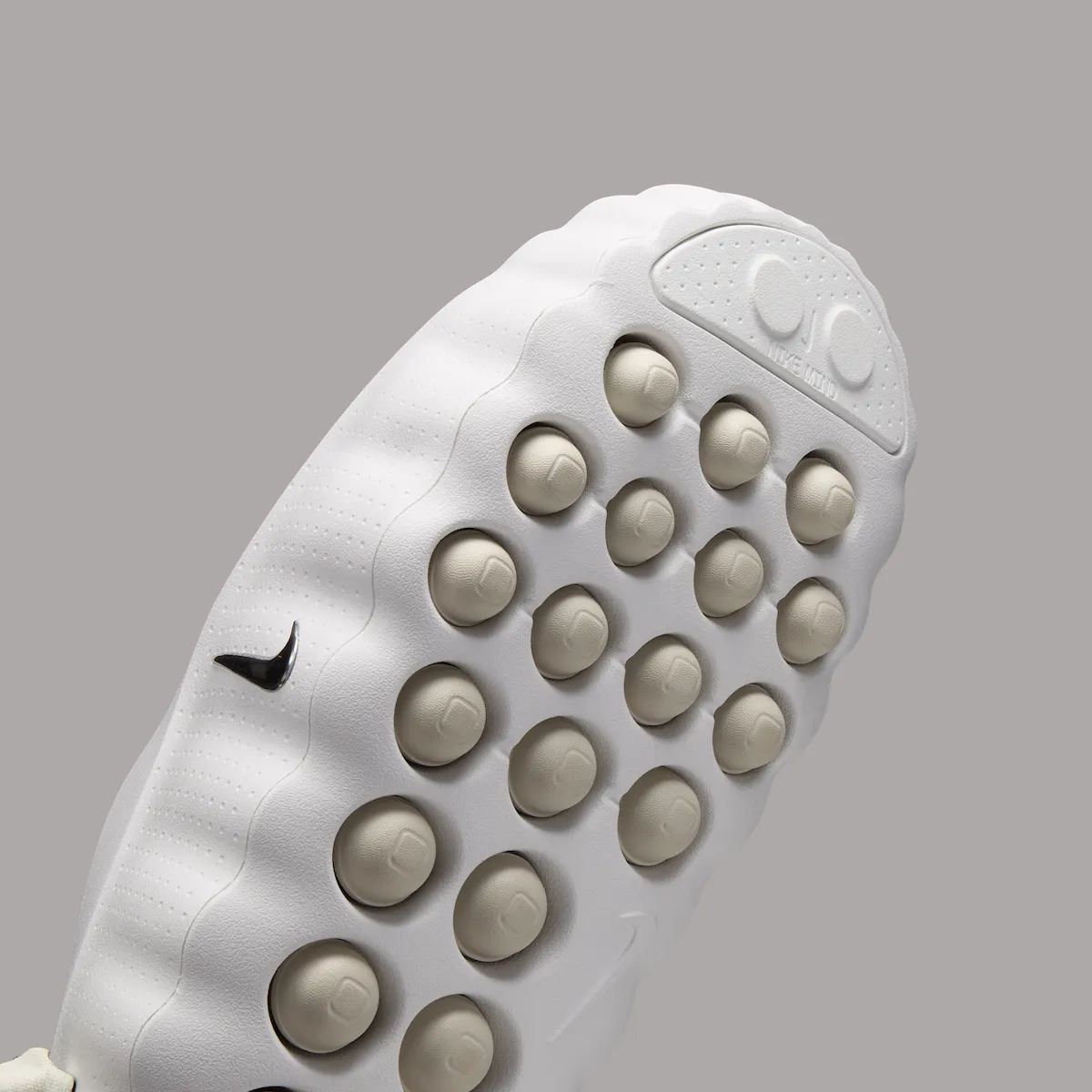 Nike Mind 001 “Summit White” 女款夏季拖鞋登场，白色网面透气开口凉鞋，22区独立泡棉鞋底