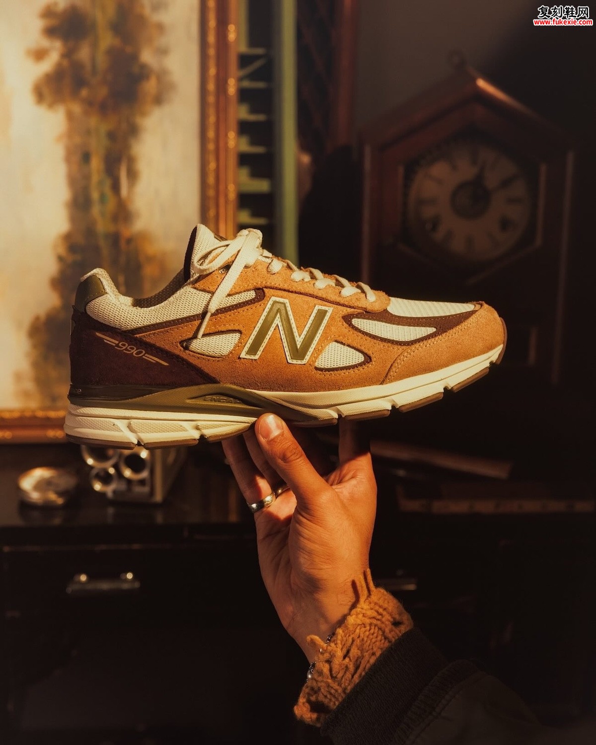 CNCPTS × New Balance 990v4 “Patina” 蜡面麂皮联名,配色灵感来自古董家具与传世厨具插图1 CNCPTS × New Balance 990v4 “Patina” 蜡面麂皮联名,配色灵感来自古董家具与传世厨具