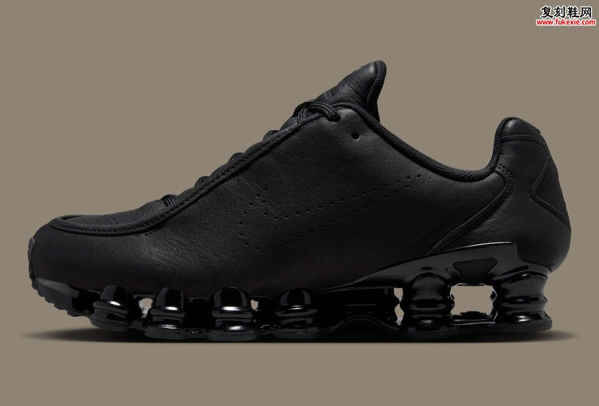 Nike Shox TL Black Leather 放弃网面拥抱纯黑皮革 2026 秋季以 190 美元重新定义复古机械跑鞋插图1 Nike Shox TL Black Leather 放弃网面拥抱纯黑皮革 2026 秋季以 190 美元重新定义复古机械跑鞋