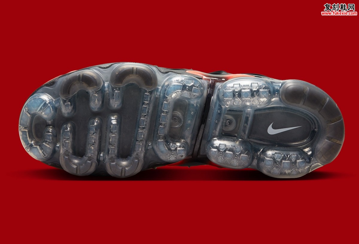 Nike Vapormax Plus “Black/Bright Crimson”  ‘黑/亮绯红’ 以2022经典配色点燃三月
