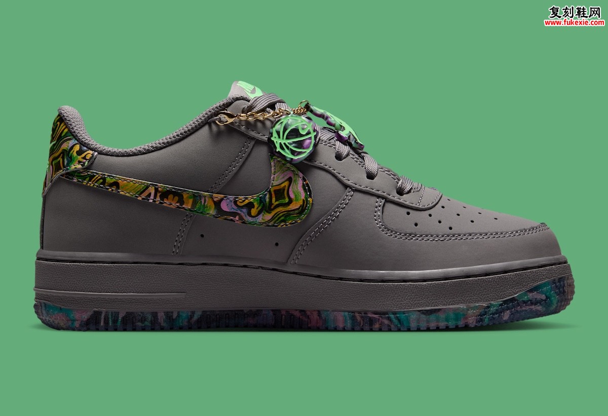 Andrea Bergart 艺术再临:Nike Air Force 1 GS 铅笔素描底色大理石纹 Swoosh 吊坠手链插图2 Andrea Bergart 艺术再临:Nike Air Force 1 GS 铅笔素描底色大理石纹 Swoosh 吊坠手链