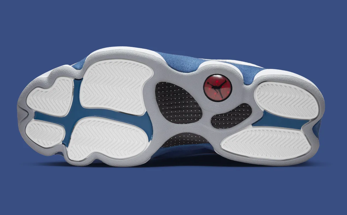 静水流深:回顾Air Jordan 13 ‘French Blue’,一部关于冷色调与克制美学的设计档案