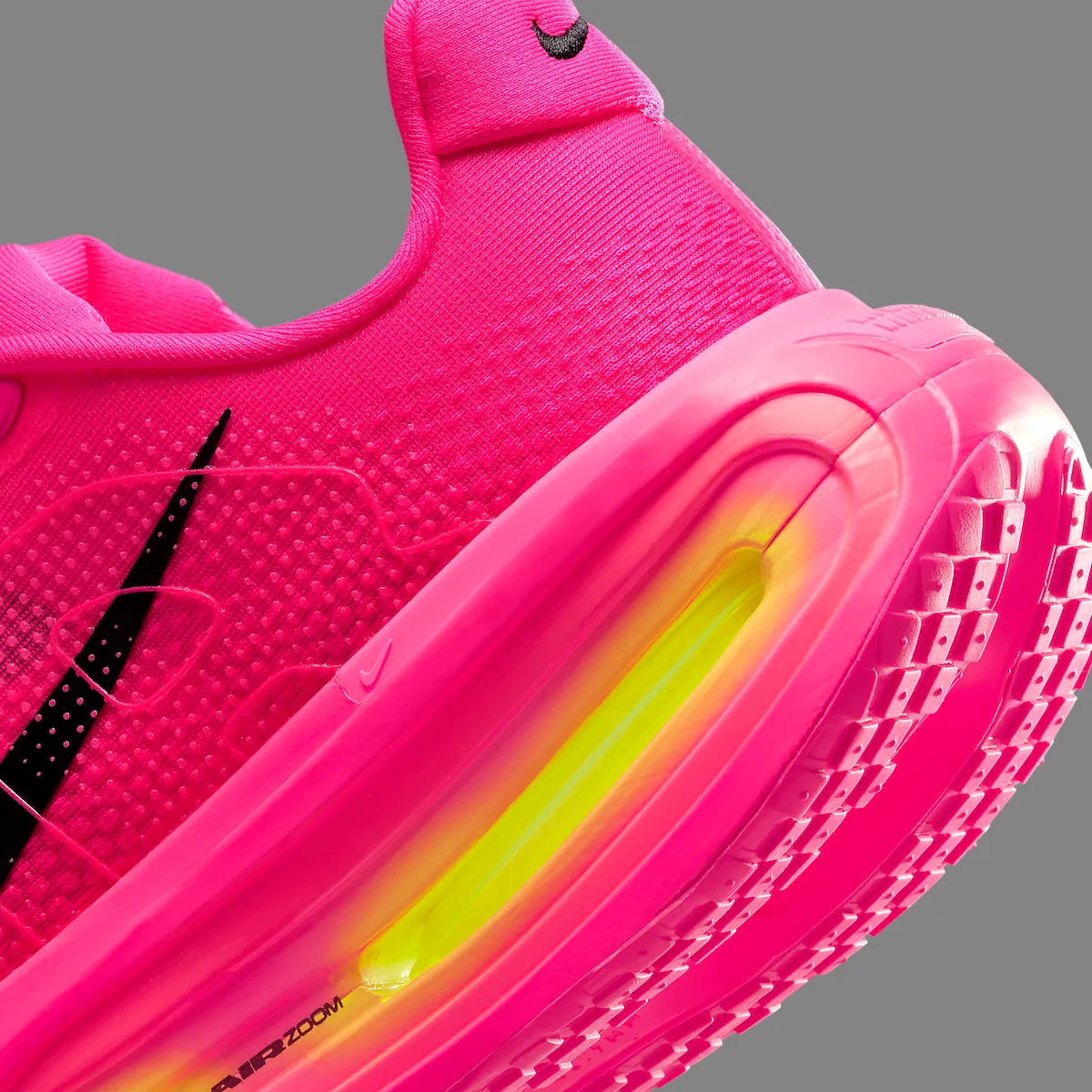 Nike Vomero Premium “Hyper Pink”「超粉」女子跑鞋即将发售 极致缓震与潮流美学完美融合