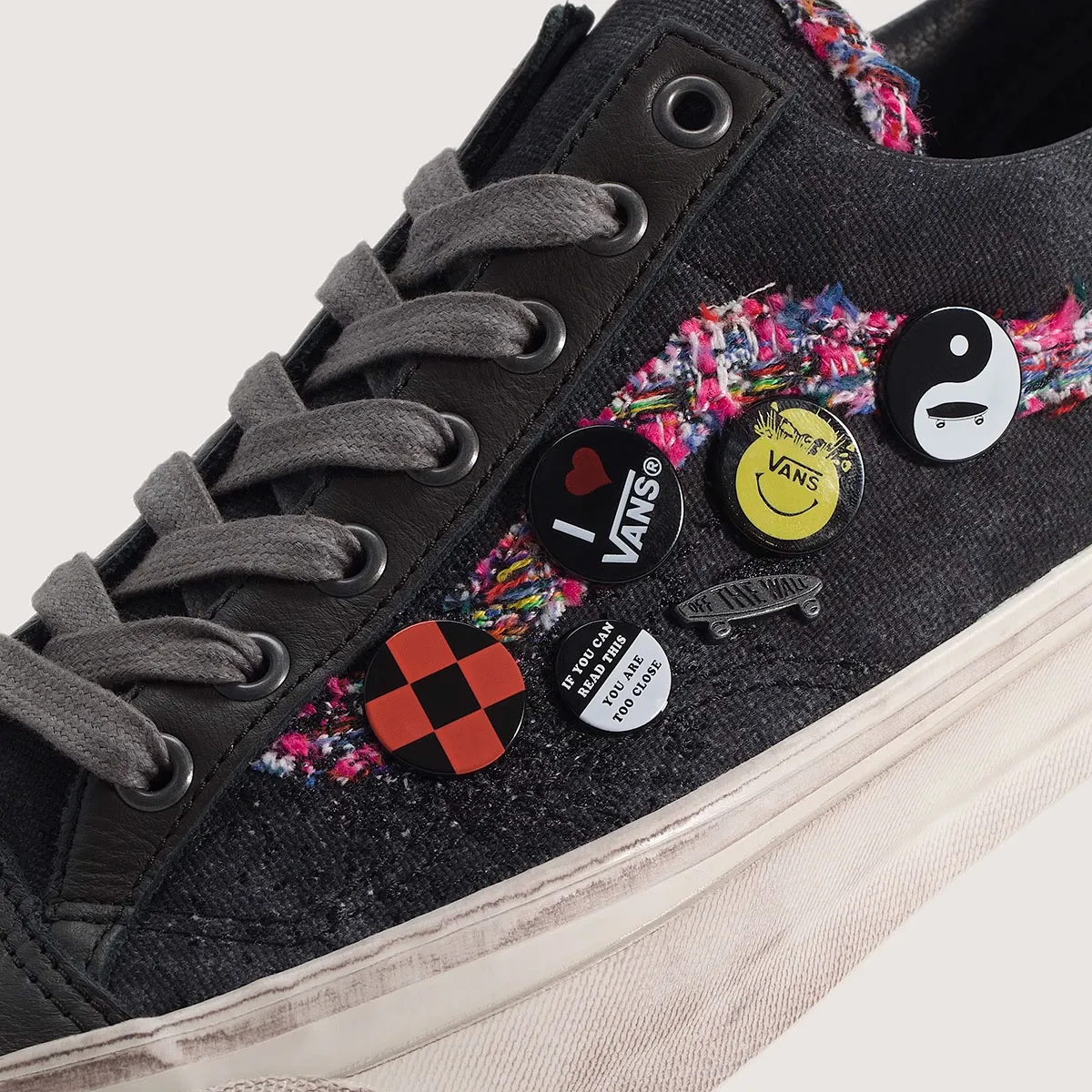 新款Vans Old Skool36 Souvenir 黑粗花呢金属挂饰,香奈儿风,2026夏发售插图4 新款Vans Old Skool36 Souvenir 黑粗花呢金属挂饰,香奈儿风,2026夏发售