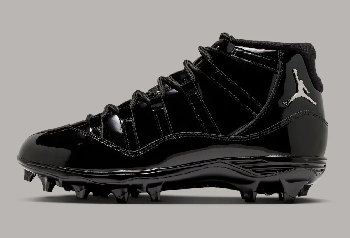 Air Jordan 11 “Black Patent” “黑漆皮”钉鞋将篮球传奇转化为绿茵场速度利器