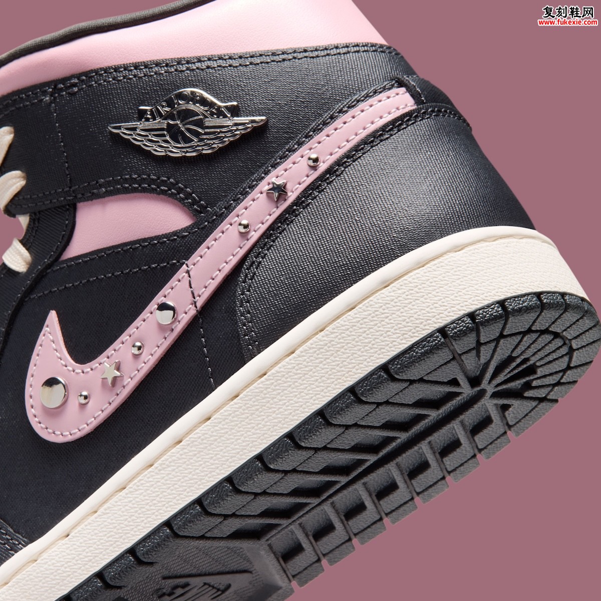Air Jordan 1 Mid “Anthracite/Iced Carmine” 女款金属铆钉点缀裂纹皮革重塑复古篮球鞋的日常时尚